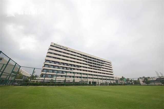 这部由华纳兄弟电影公司斥巨资出品、讲述巨型机甲大战百米巨兽的科幻巨制近日发 《环太平洋》曝海报、预告 战甲巨怪隔空激战 2013-05-01 日前由《潘神的迷宫》吉尔莫·德尔·托罗重磅打造的科幻巨制《环太平洋》发布新的横版海报，巨怪首次露出真容，人类组建的巨型战甲与之在空中激烈对战。