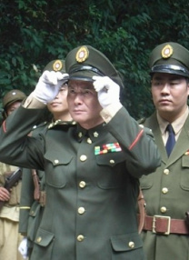 路透照中，顺毛发型王俊凯身穿白色帽衫卫衣，搭配蓝色牛仔裤，休闲运动风的穿搭，更加凸显了小凯身上的少年感。