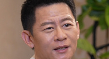 《小丑2:双重妄想》曝片段 “双面人”水灵灵登场 2024-09-04 即将在第81届威尼斯电影节上举行世界首映的电影《小丑2：双重妄想》，发布全新电视预告及海报。