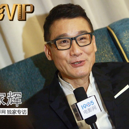 李雪健拍《流浪地球2》太敬业：冷得哆嗦坚持拍戏 2023-01-10 近日，电影《流浪地球2》发布了一段李雪健的拍摄花絮，视频中李雪健在拍摄一场淋雨戏，正值深冬时节，气温格外低，李雪健穿着湿透的衣服，冷得直哆嗦，工作人员上前问候，李雪健依然笑着回应“没问题！